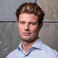 Teamlid van CryptomuntWijzer dat onderzoek doet naar cryptovaluta.